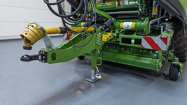 Агрегатировать с трактором и можно трогаться