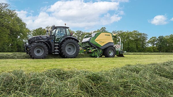 Пресс-подборщик управляет трактором